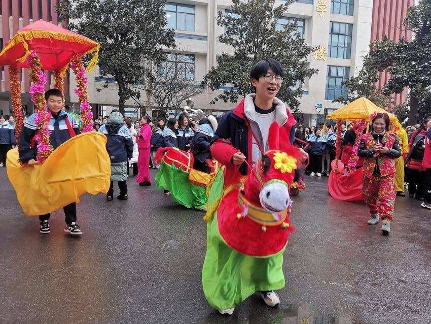 襄陽市樊城區(qū)鐵路社區(qū)“僑胞之家”非遺文化進(jìn)校園旱船舞蹈點(diǎn)燃學(xué)子文化熱情