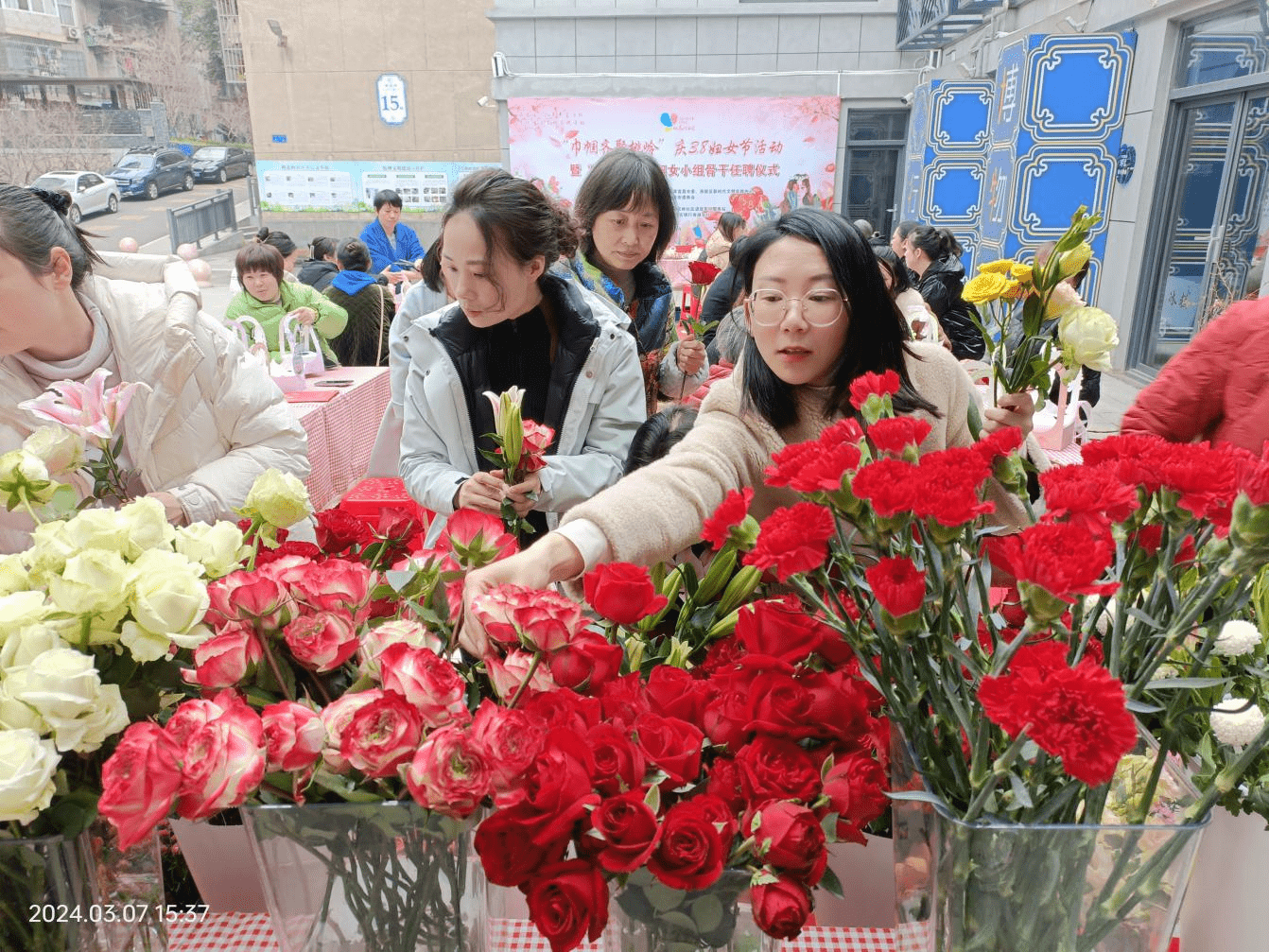 西陵區(qū)桃花嶺社區(qū)“僑胞之家”開展“巾幗齊聚桃?guī)X”藝術插花慶“三八”活