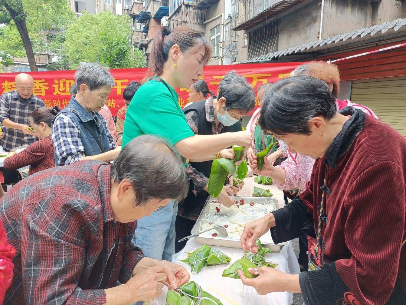 西陵區(qū)土街頭社區(qū)“僑胞之家”開展“粽香迎端午 情暖千萬家”主題活動(dòng)